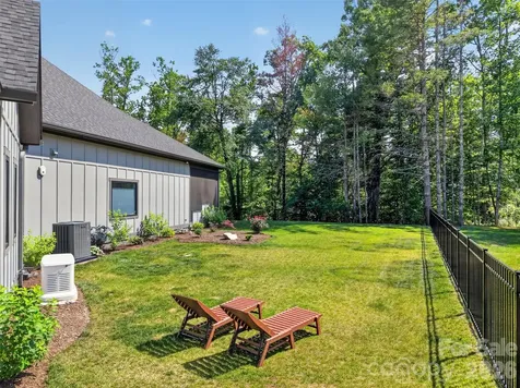 422 Ascension Valley Horse Shoe NC 28742