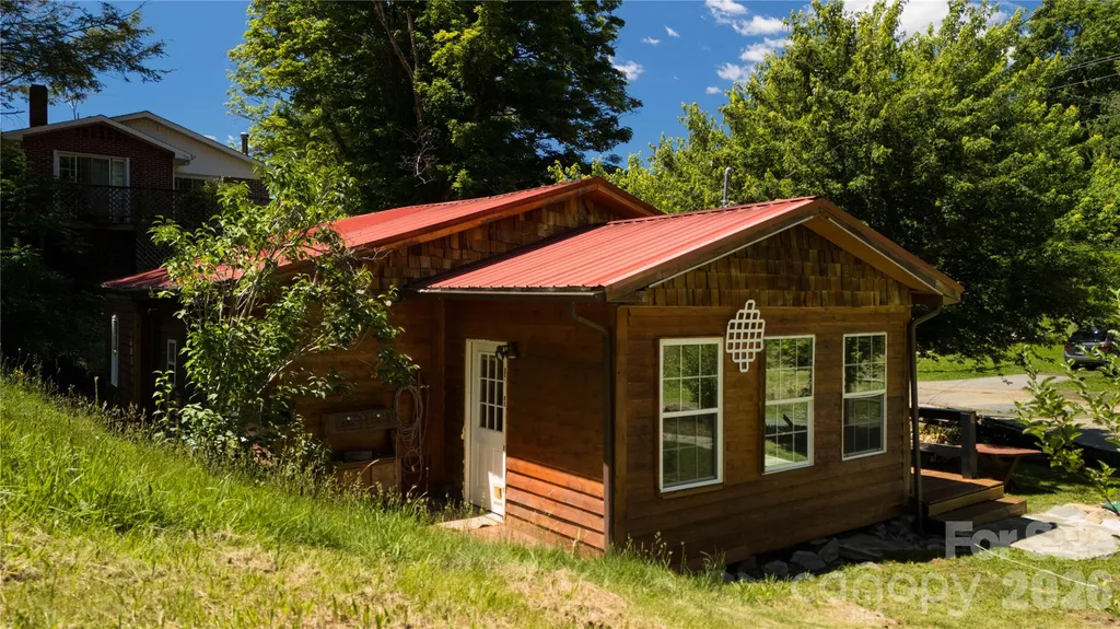 92 Buchanan Drive Bakersville NC 28705