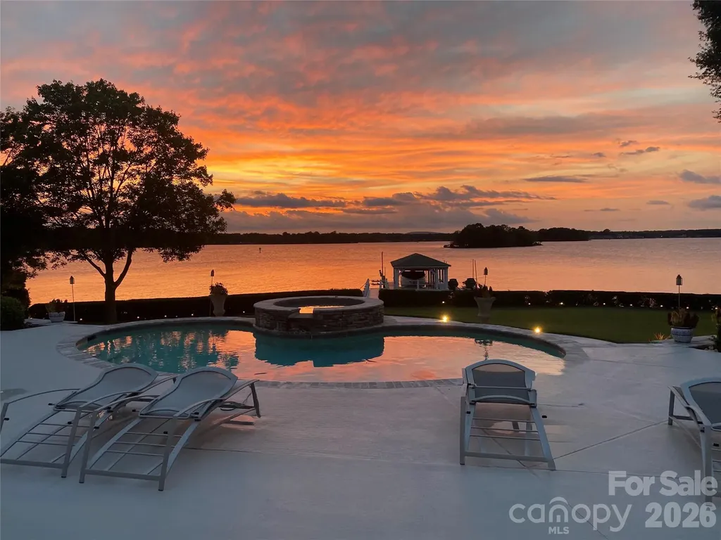2477 Peninsula Shores Court Denver NC 28037