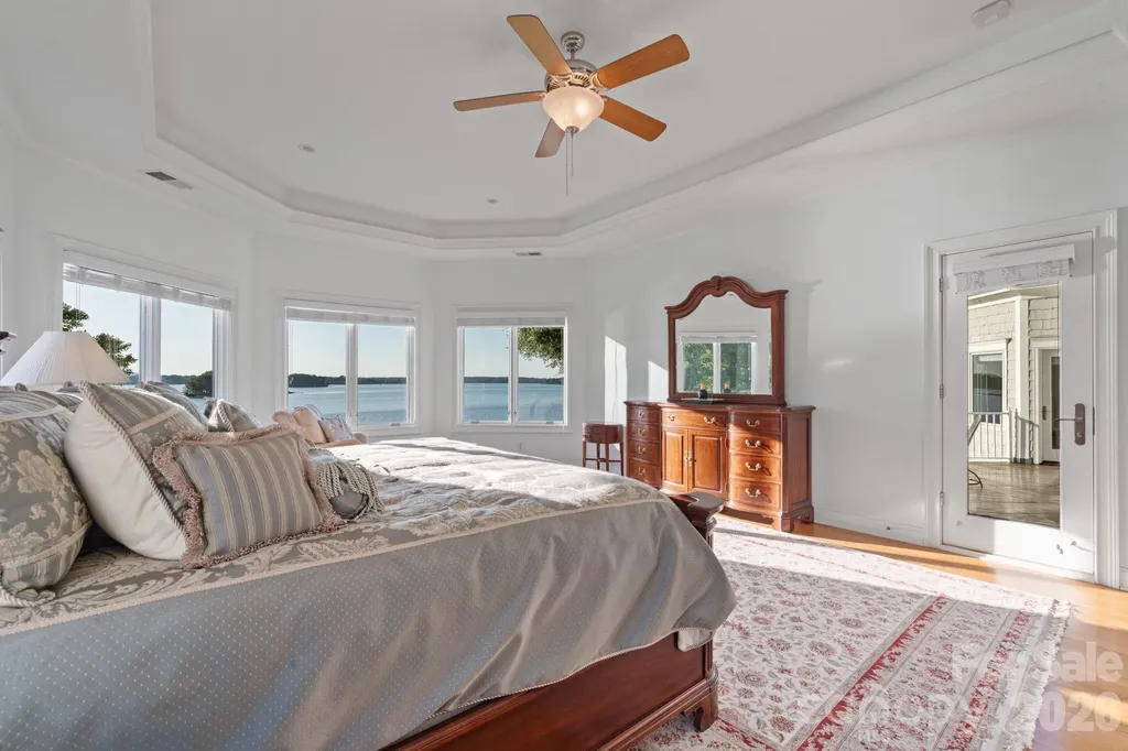 2477 Peninsula Shores Court Denver NC 28037