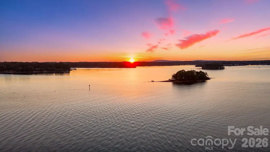 2477 Peninsula Shores Court Denver NC 28037