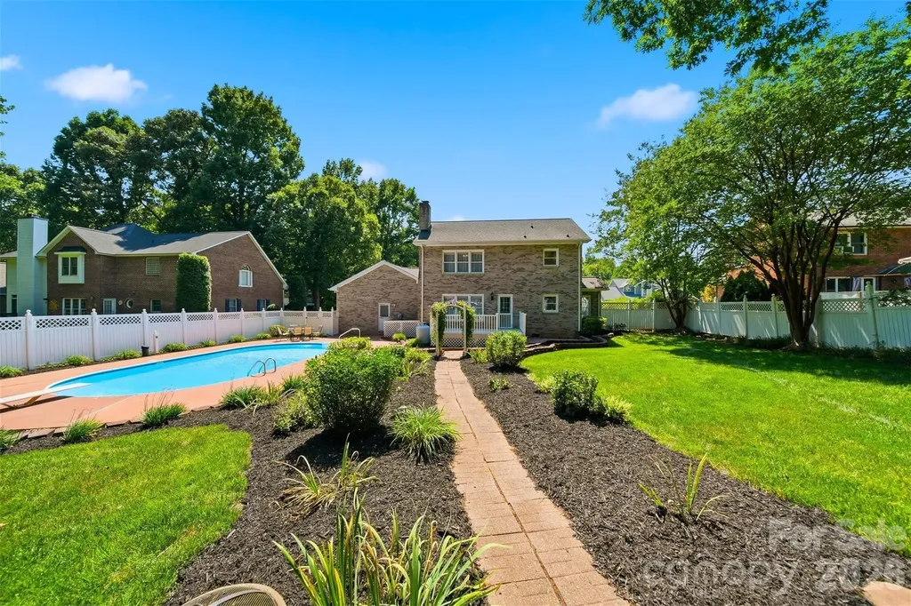 1948 Twin Ponds Drive Hickory NC 28602