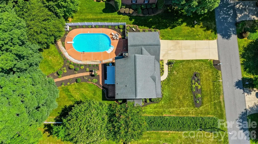 1948 Twin Ponds Drive Hickory NC 28602