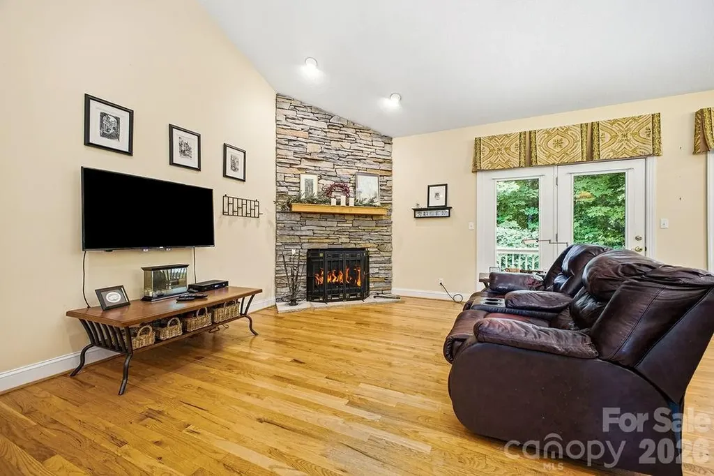 3121 Cove Loop Road Hendersonville NC 28739