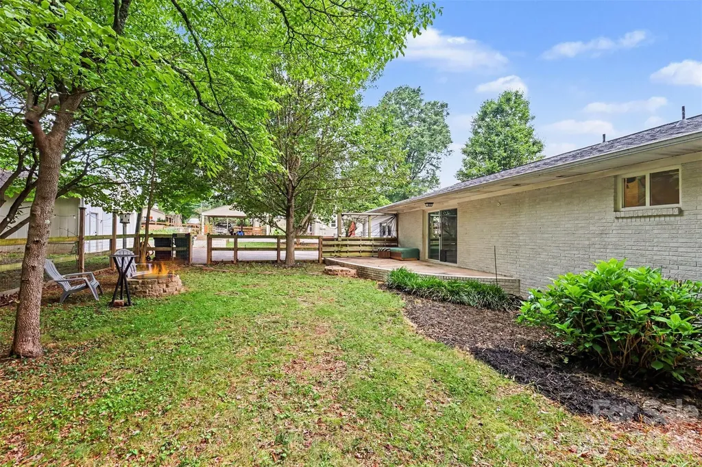 7048 Delta Lake Drive Charlotte NC 28215