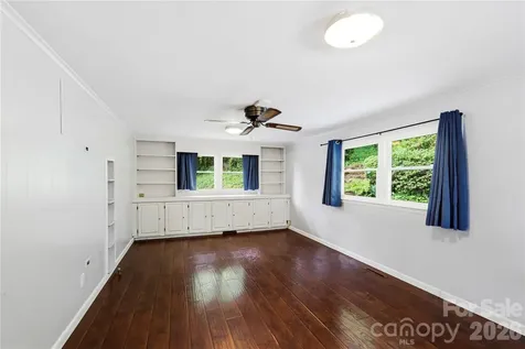 421 Comet Drive Hendersonville NC 28791