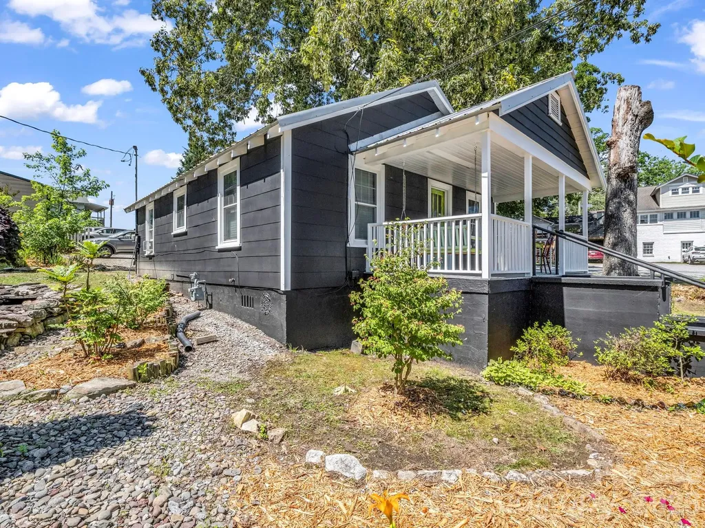 302 Davis Street Hendersonville NC 28739