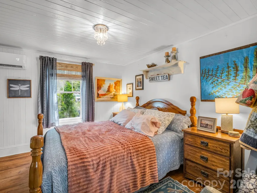 302 Davis Street Hendersonville NC 28739