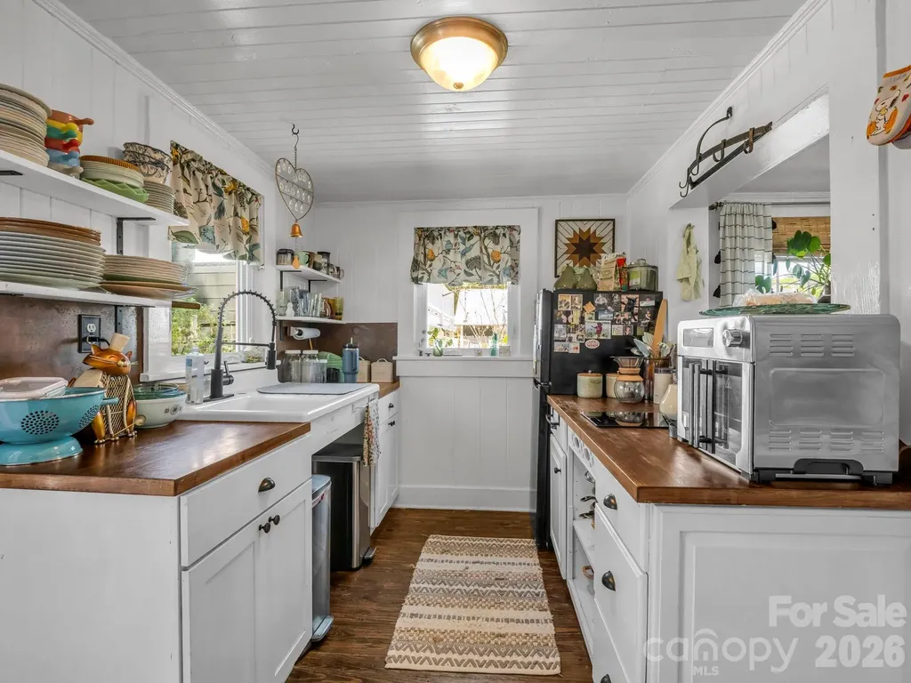 302 Davis Street Hendersonville NC 28739