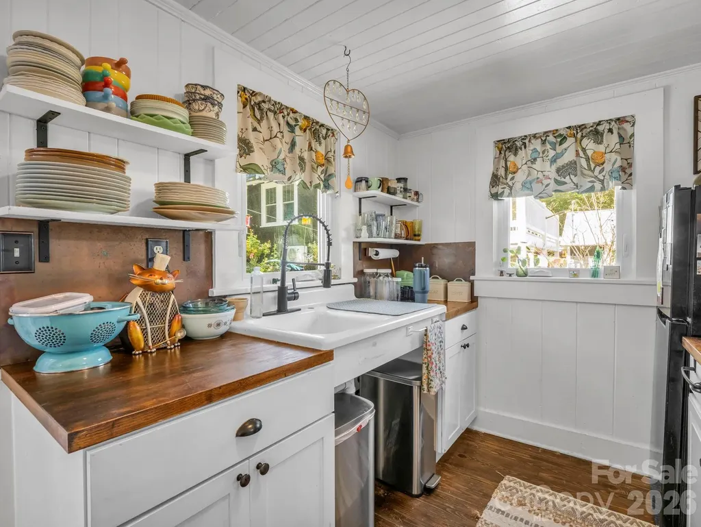 302 Davis Street Hendersonville NC 28739