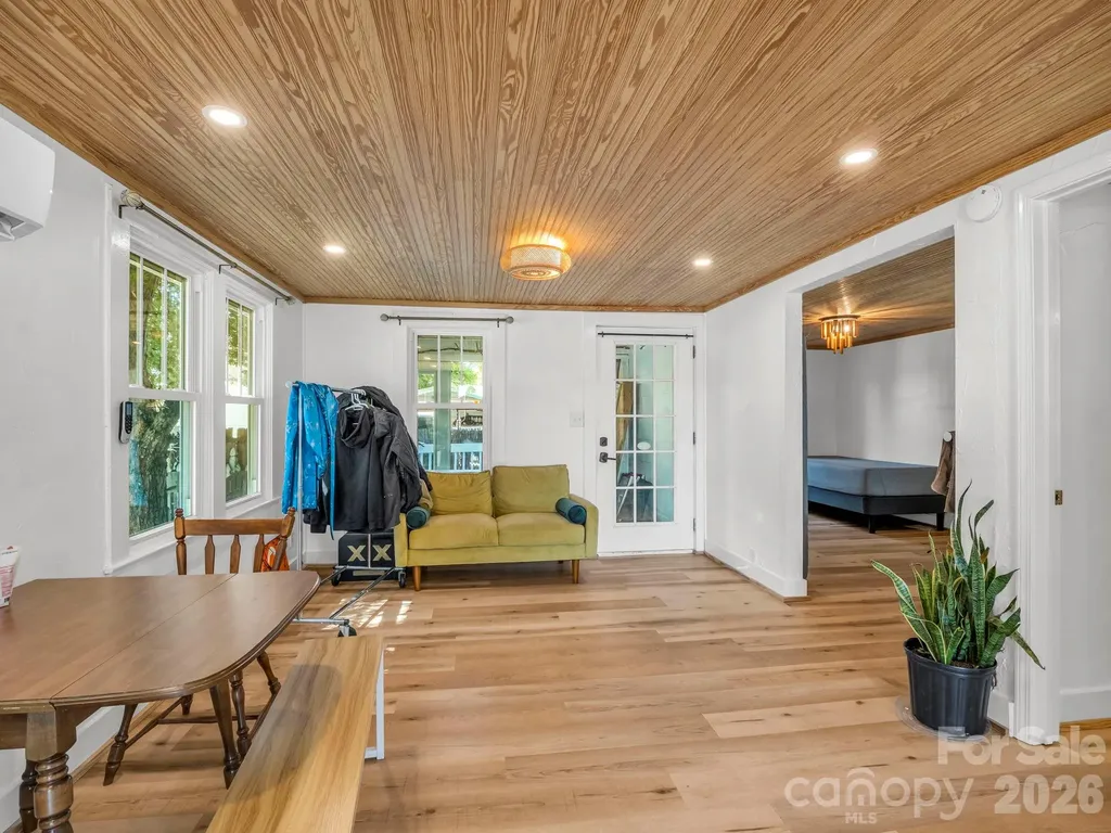 302 Davis Street Hendersonville NC 28739