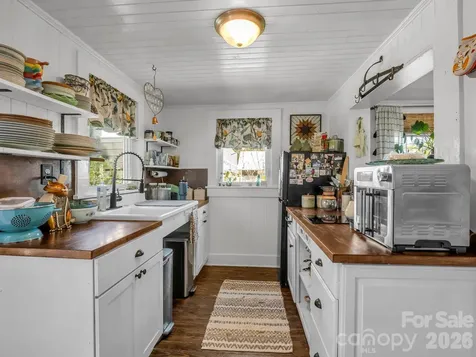 302 Davis Street Hendersonville NC 28739