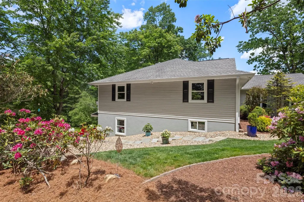2750 Leucothae Way Hendersonville NC 28791