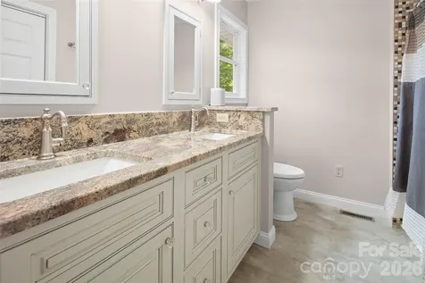 2750 Leucothae Way Hendersonville NC 28791