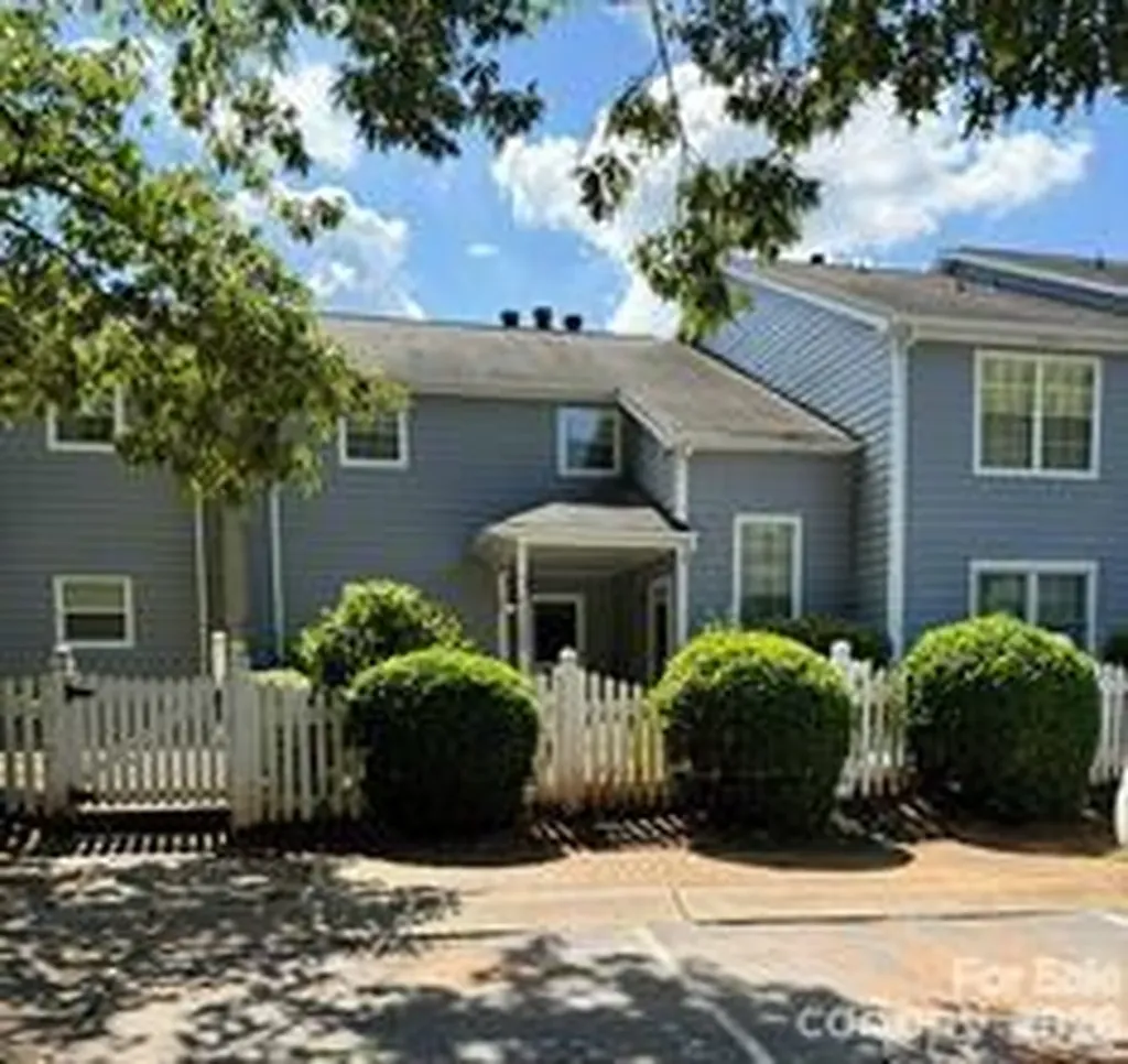 6049 Treetop Court Charlotte NC 28212