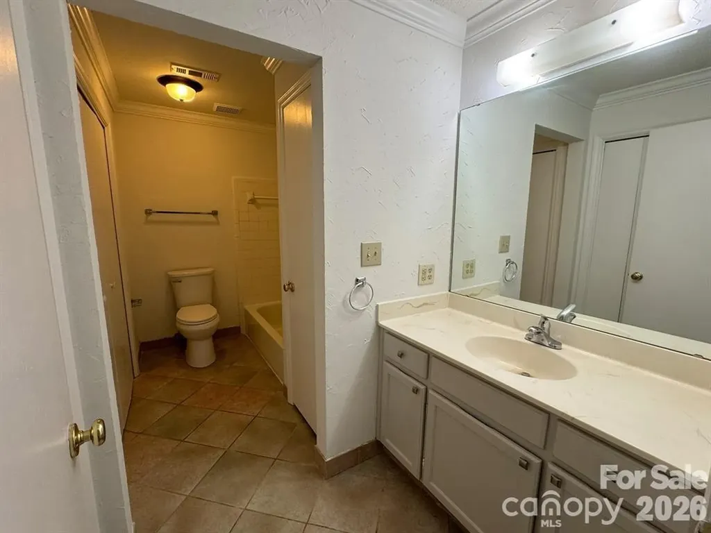 6049 Treetop Court Charlotte NC 28212