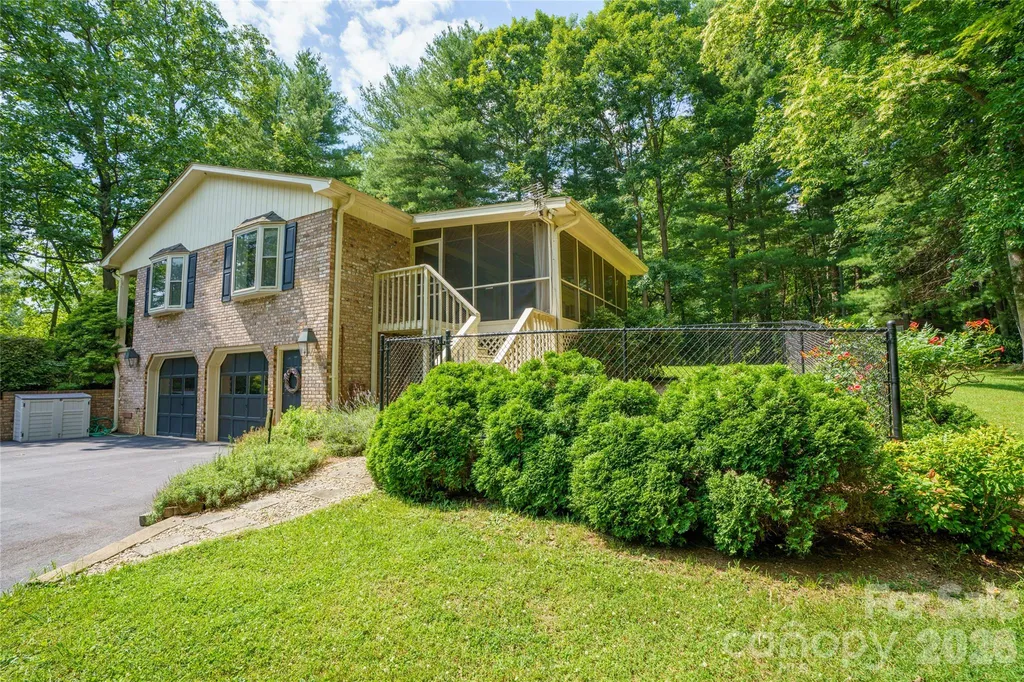 15 Carriage Court Hendersonville NC 28791