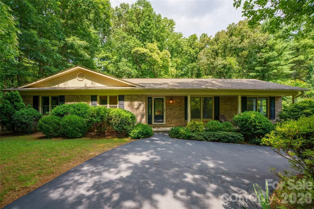 15 Carriage Court Hendersonville NC 28791