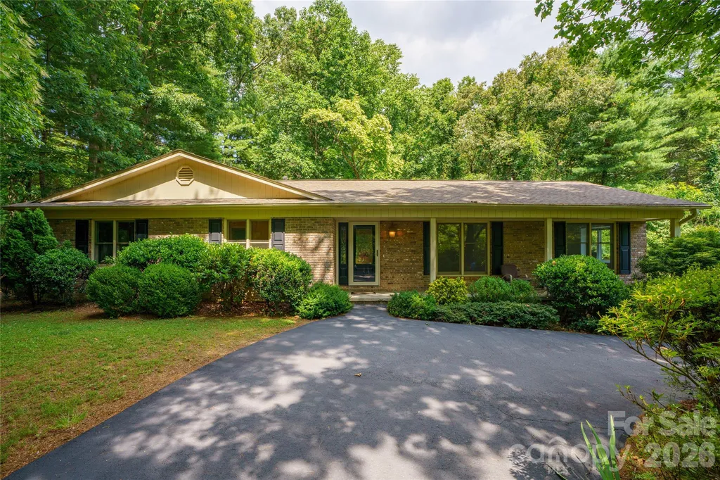 15 Carriage Court Hendersonville NC 28791