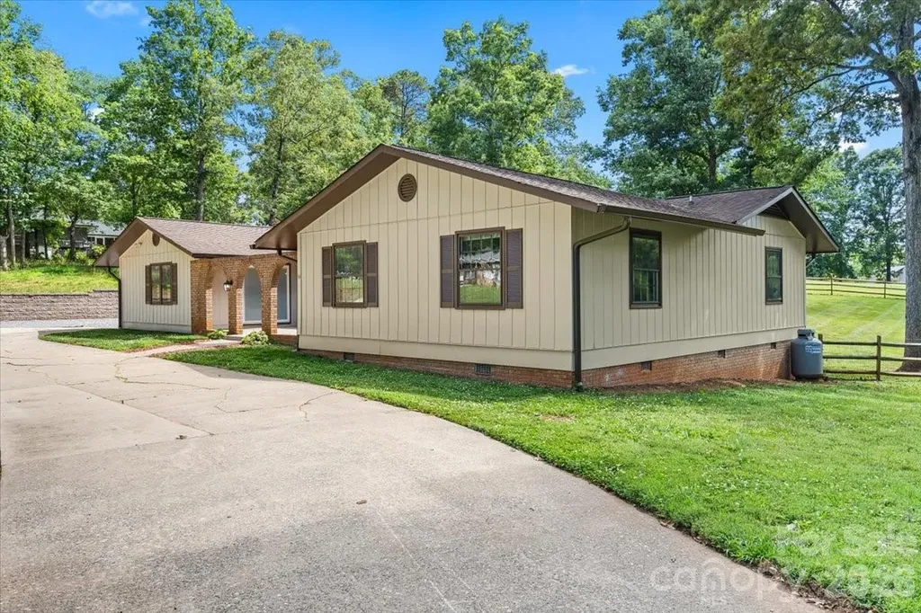 4024 Wandering Lane NE Hickory NC 28601