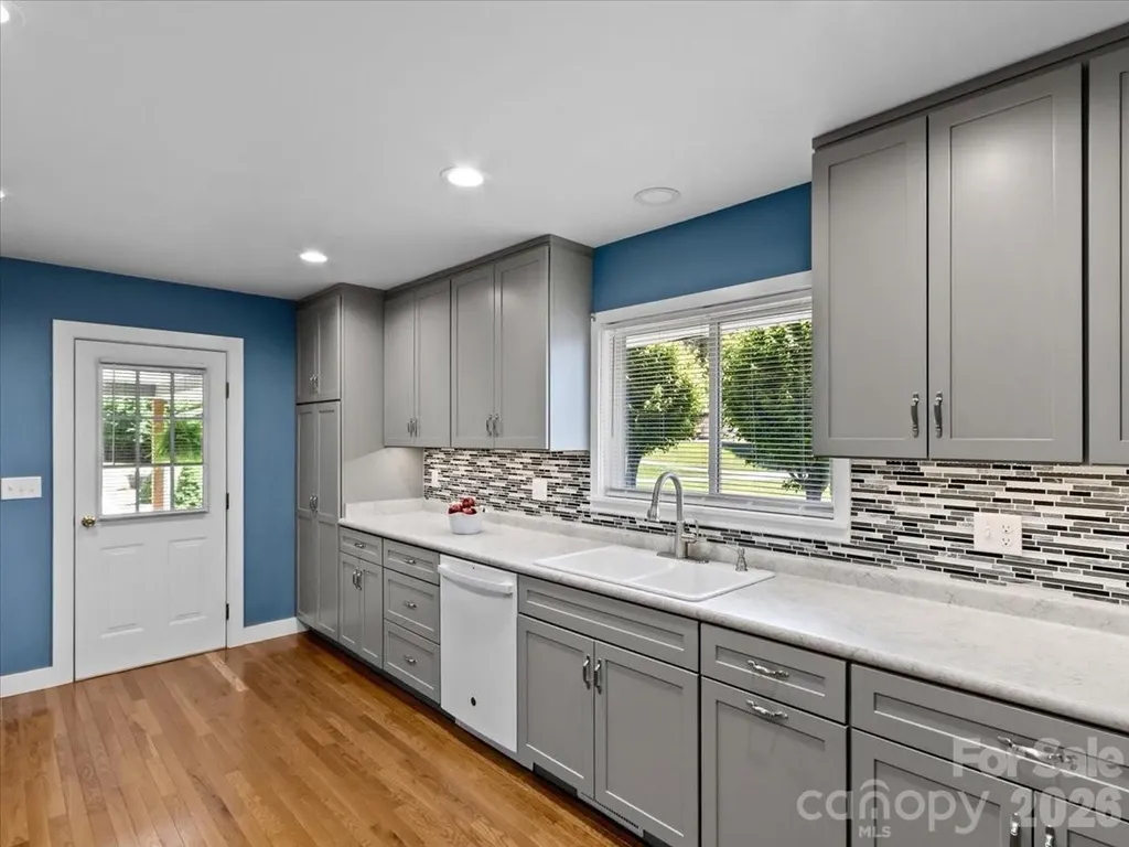39 Hawthorne Lane Burnsville NC 28714