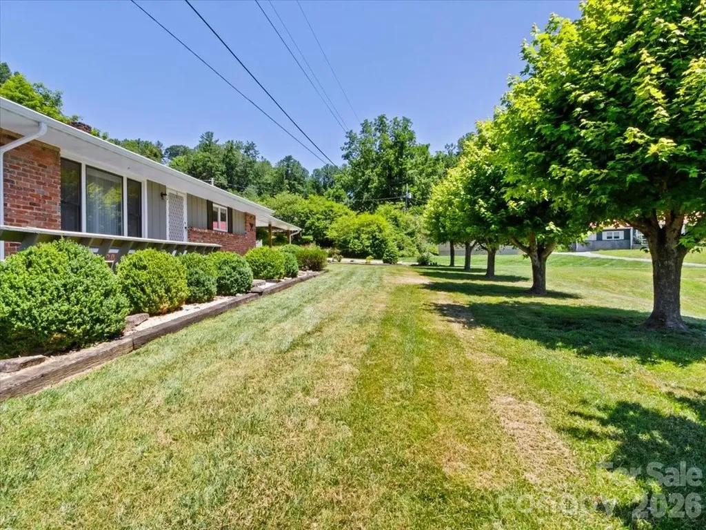 39 Hawthorne Lane Burnsville NC 28714