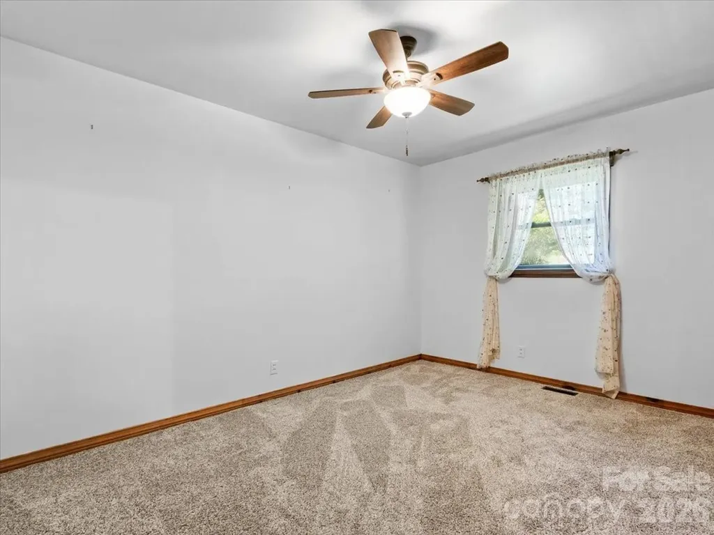 39 Hawthorne Lane Burnsville NC 28714