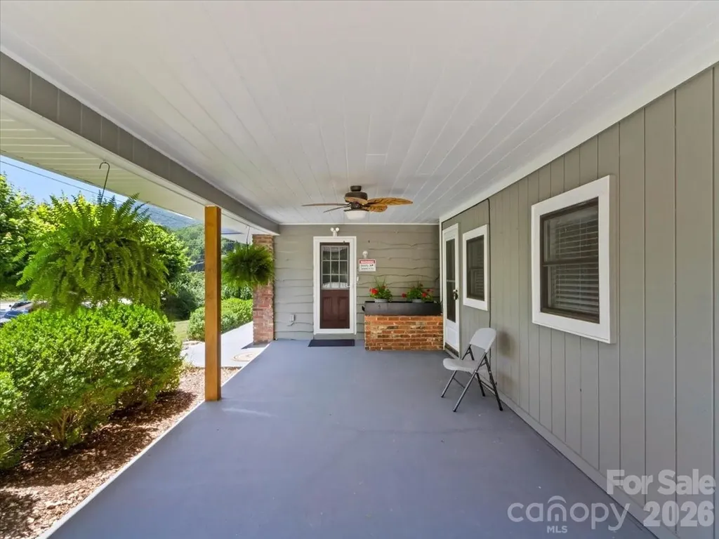 39 Hawthorne Lane Burnsville NC 28714