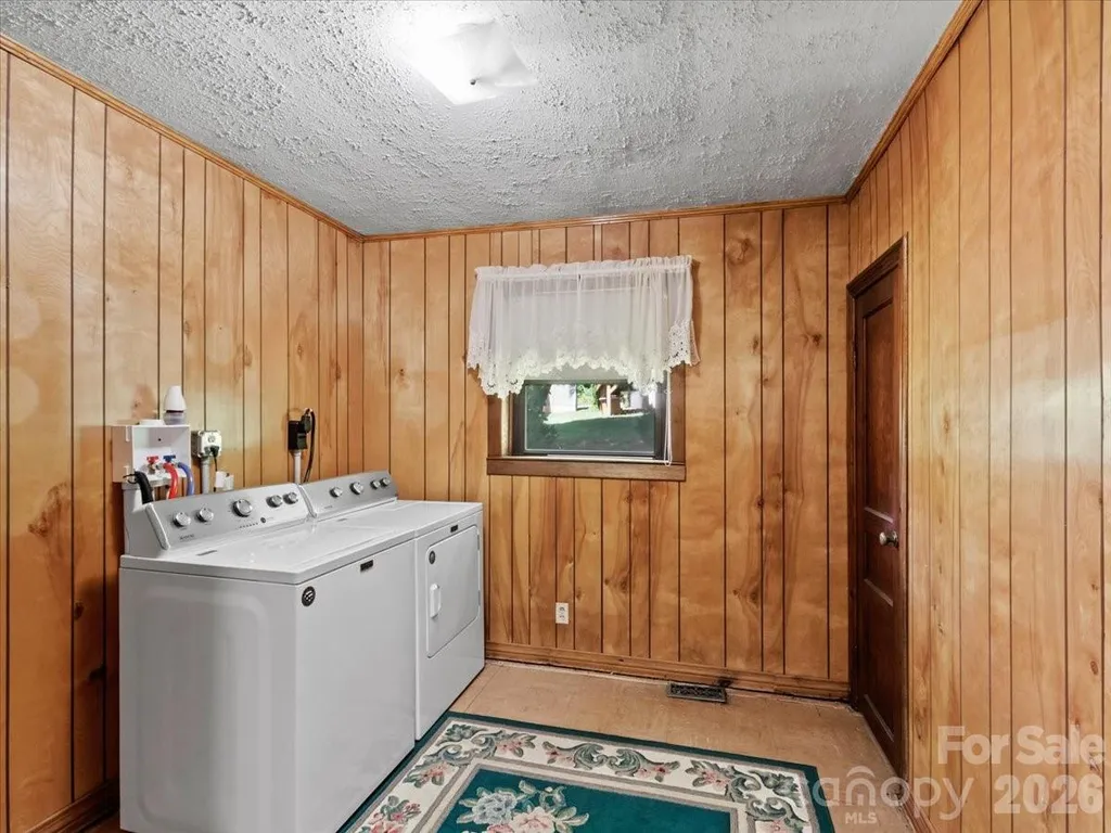 39 Hawthorne Lane Burnsville NC 28714