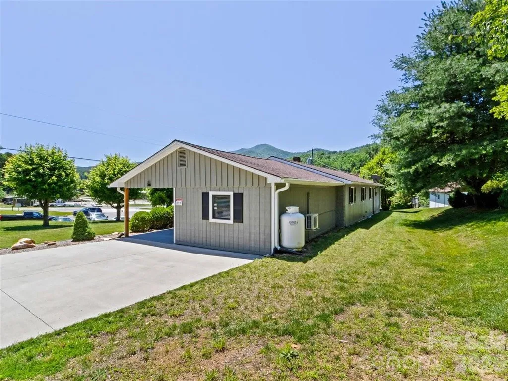 39 Hawthorne Lane Burnsville NC 28714