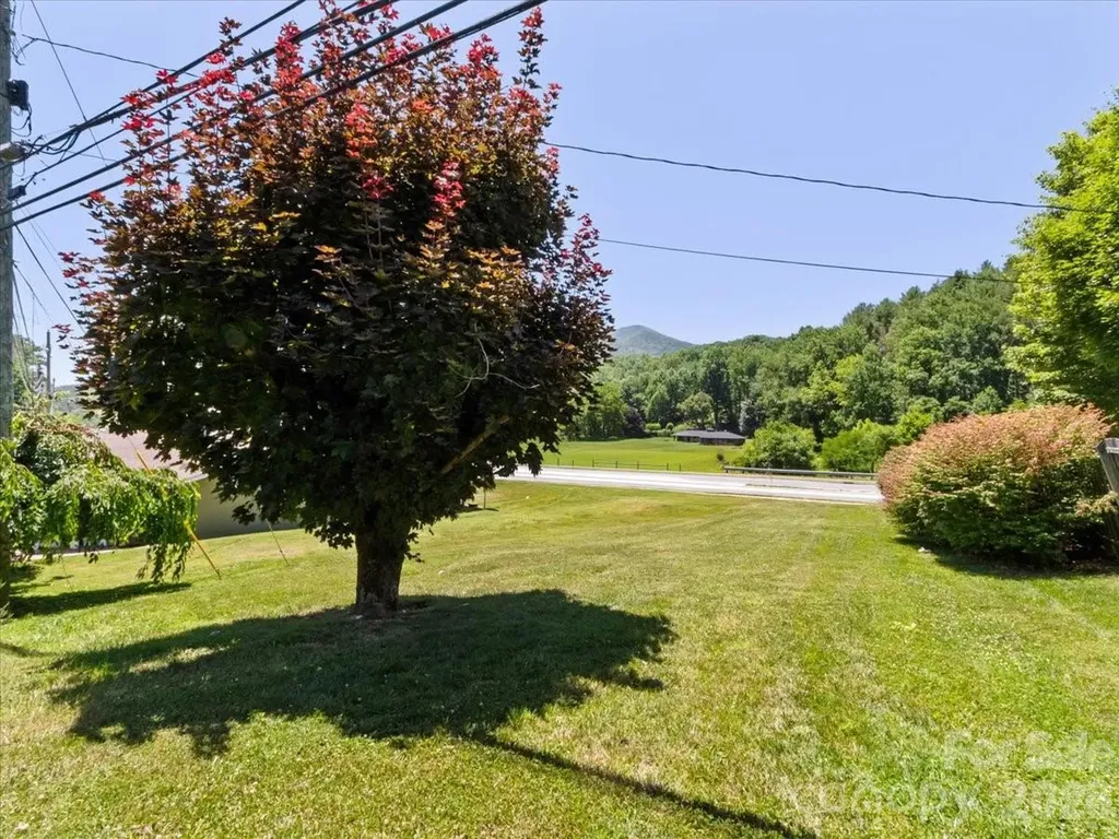 39 Hawthorne Lane Burnsville NC 28714