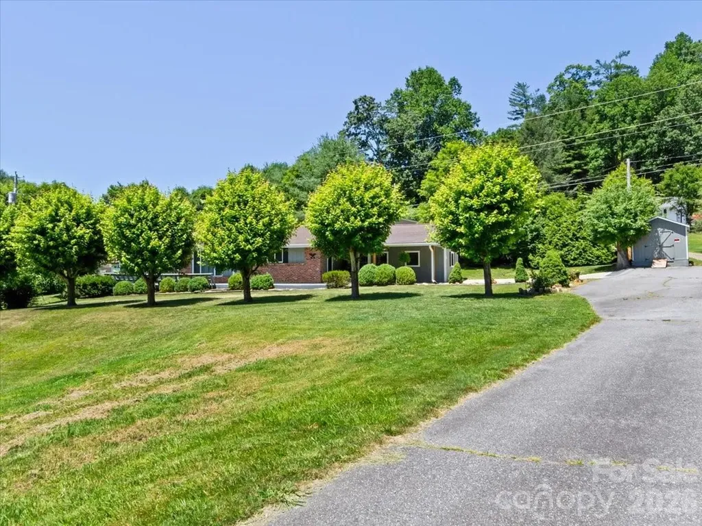 39 Hawthorne Lane Burnsville NC 28714