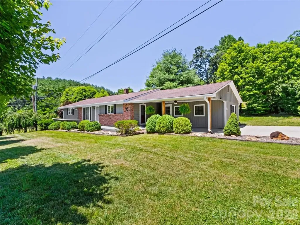 39 Hawthorne Lane Burnsville NC 28714