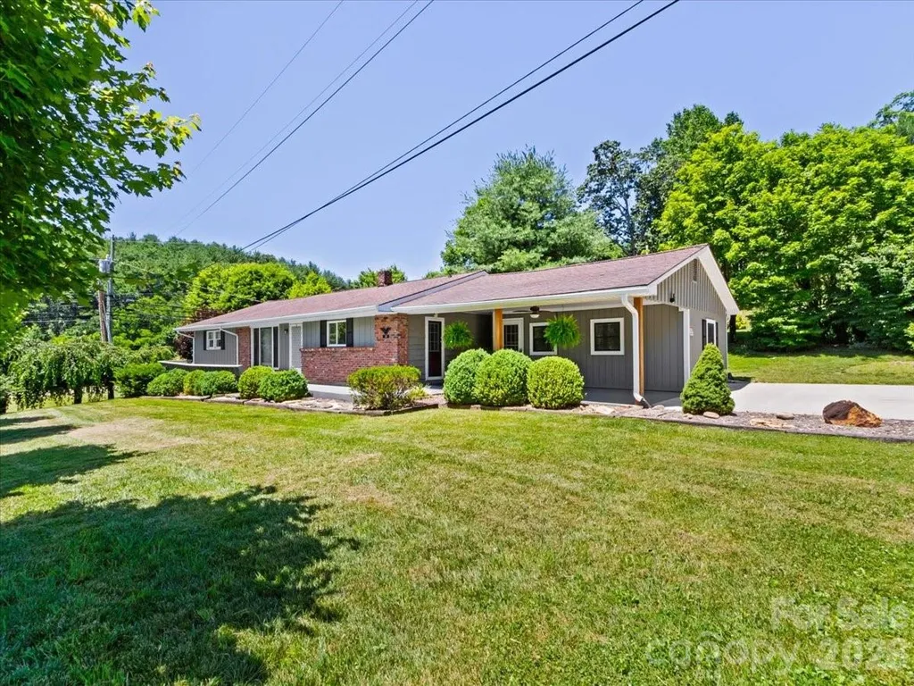 39 Hawthorne Lane Burnsville NC 28714