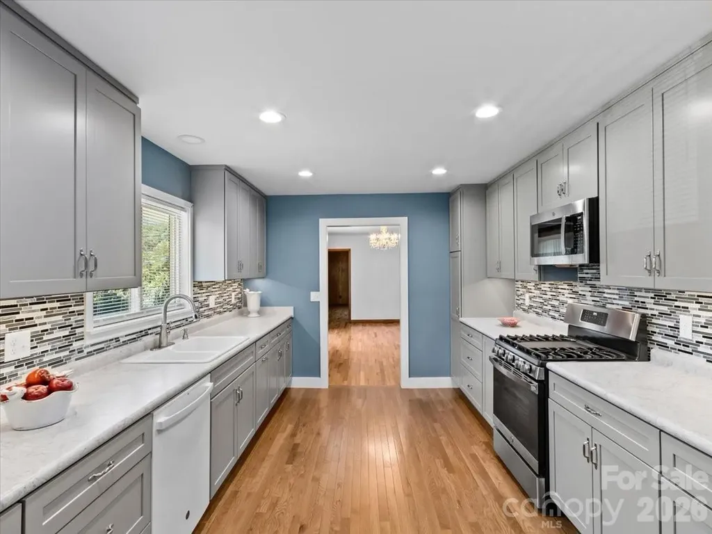 39 Hawthorne Lane Burnsville NC 28714