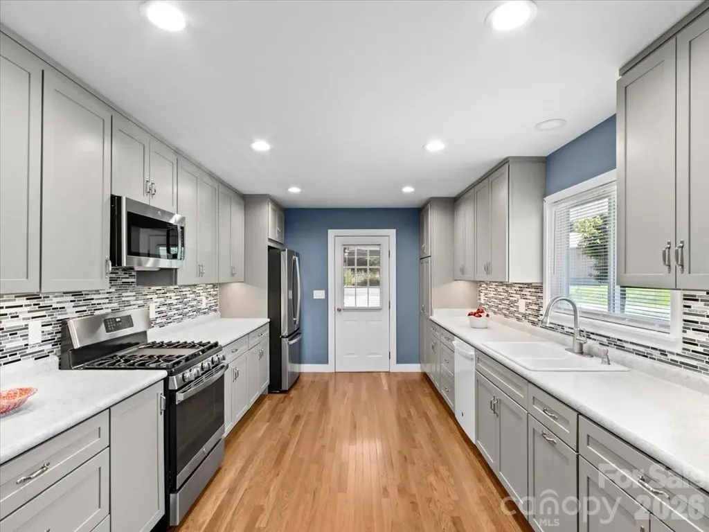 39 Hawthorne Lane Burnsville NC 28714