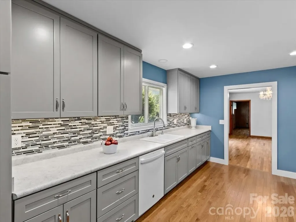 39 Hawthorne Lane Burnsville NC 28714