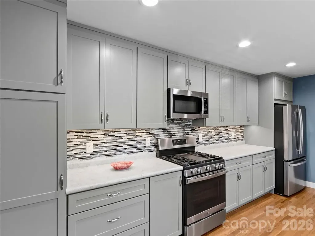 39 Hawthorne Lane Burnsville NC 28714