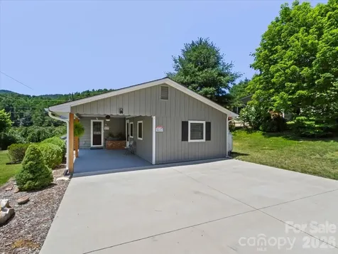 39 Hawthorne Lane Burnsville NC 28714