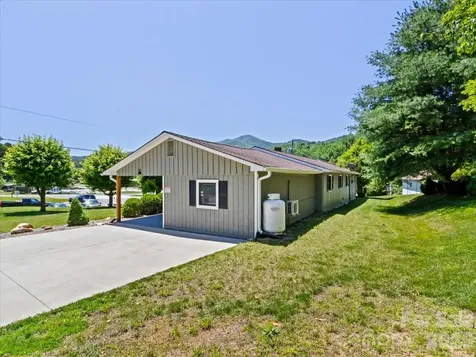 39 Hawthorne Lane Burnsville NC 28714