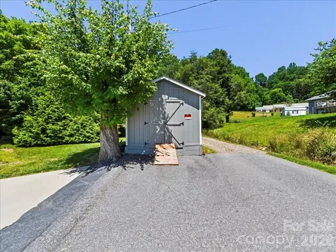 39 Hawthorne Lane Burnsville NC 28714