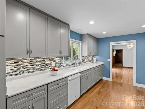 39 Hawthorne Lane Burnsville NC 28714