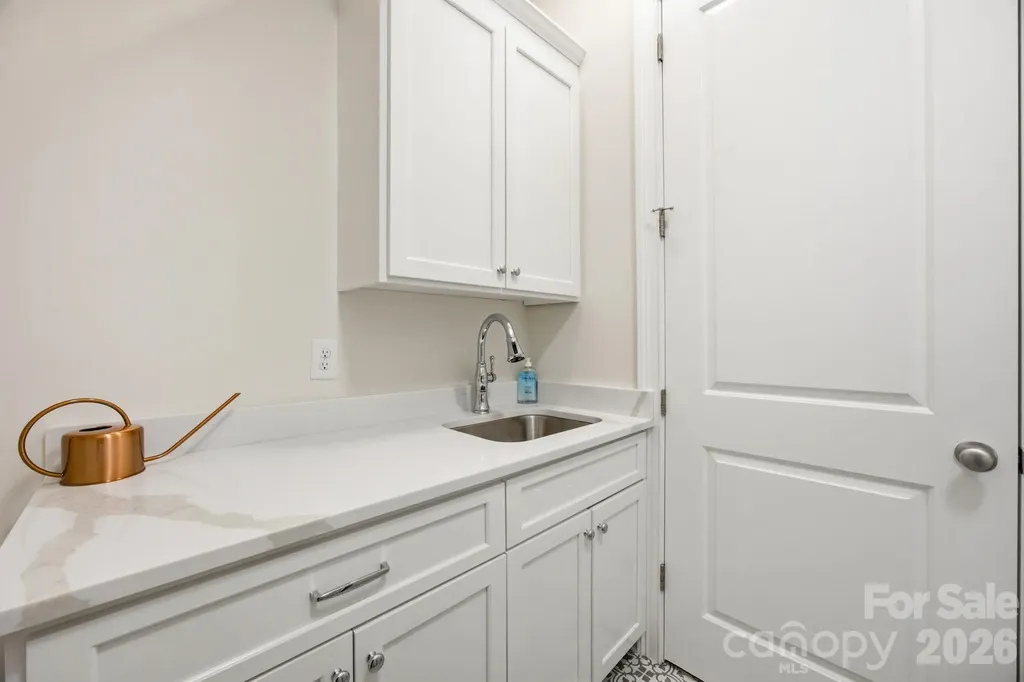 6834 Providence Lane W Charlotte NC 28226