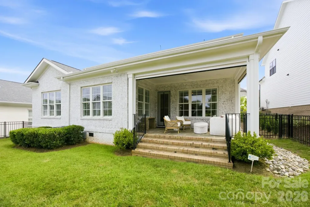 6834 Providence Lane W Charlotte NC 28226