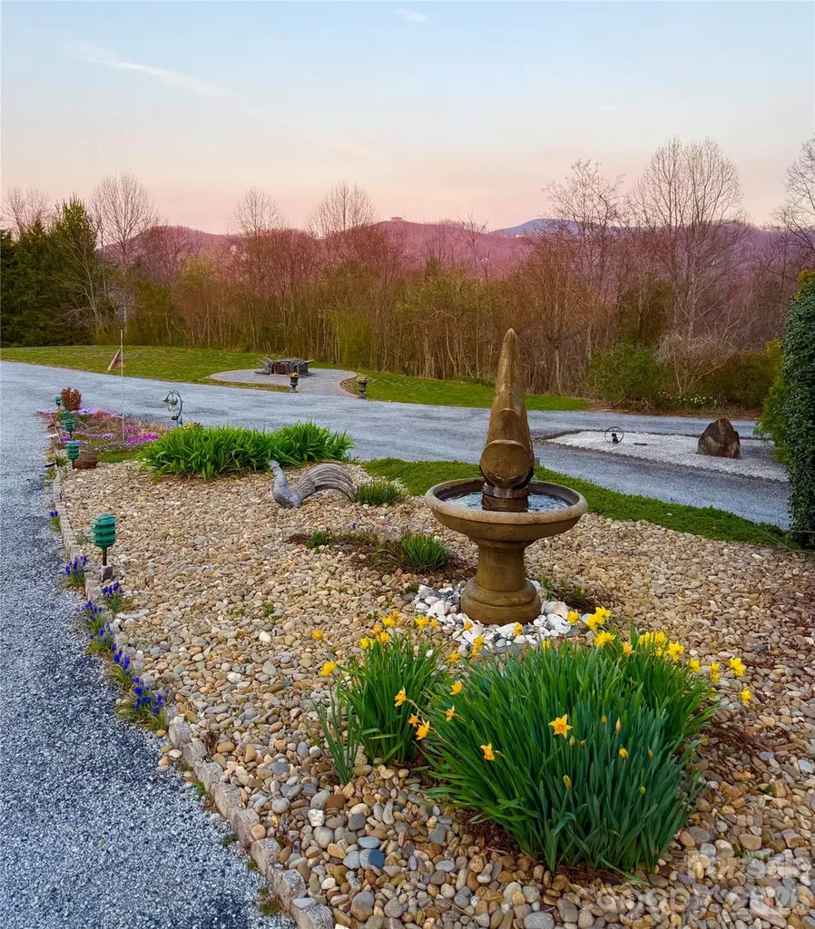 150 Hobby Horse Lane Hendersonville NC 28792
