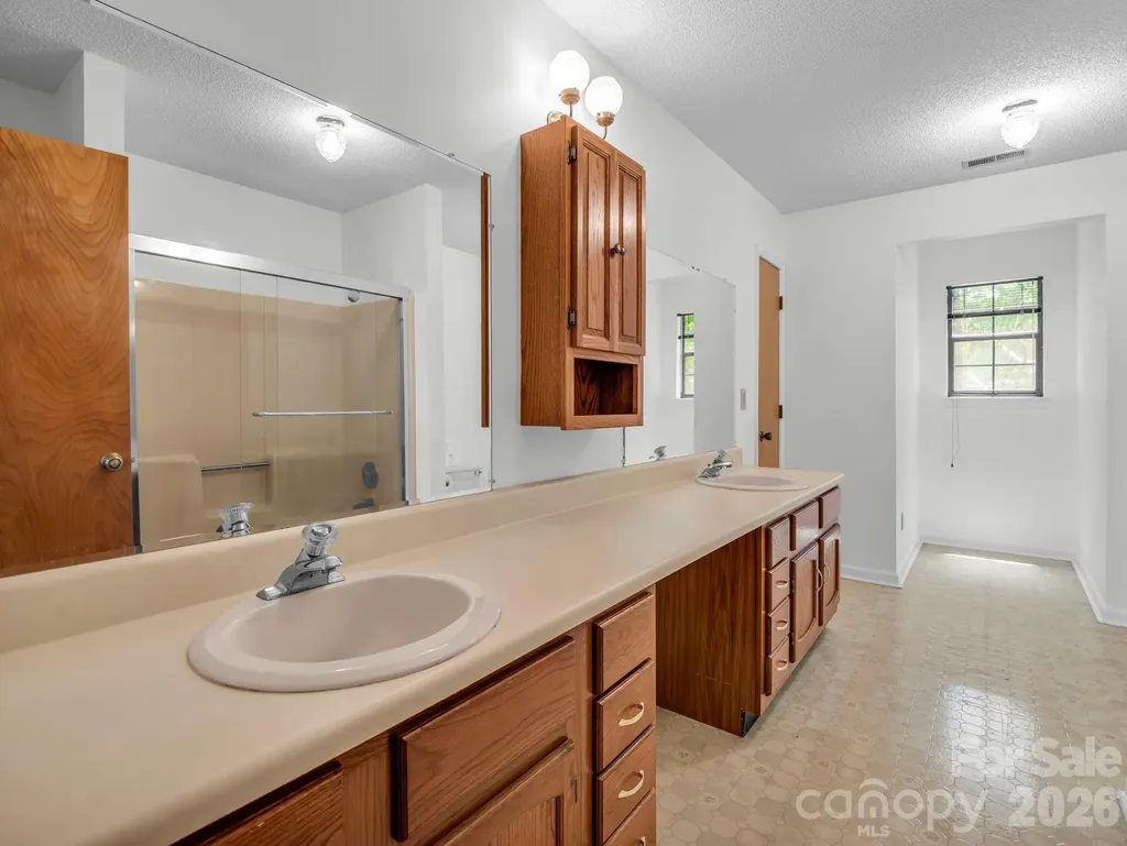 122 Birchwood Drive Hendersonville NC 28739