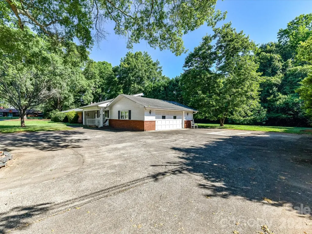 827 Lansdowne Road Charlotte NC 28270