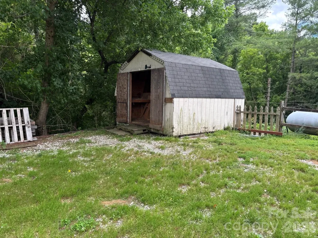 86 Jack Sullins Road Spruce Pine NC 28777