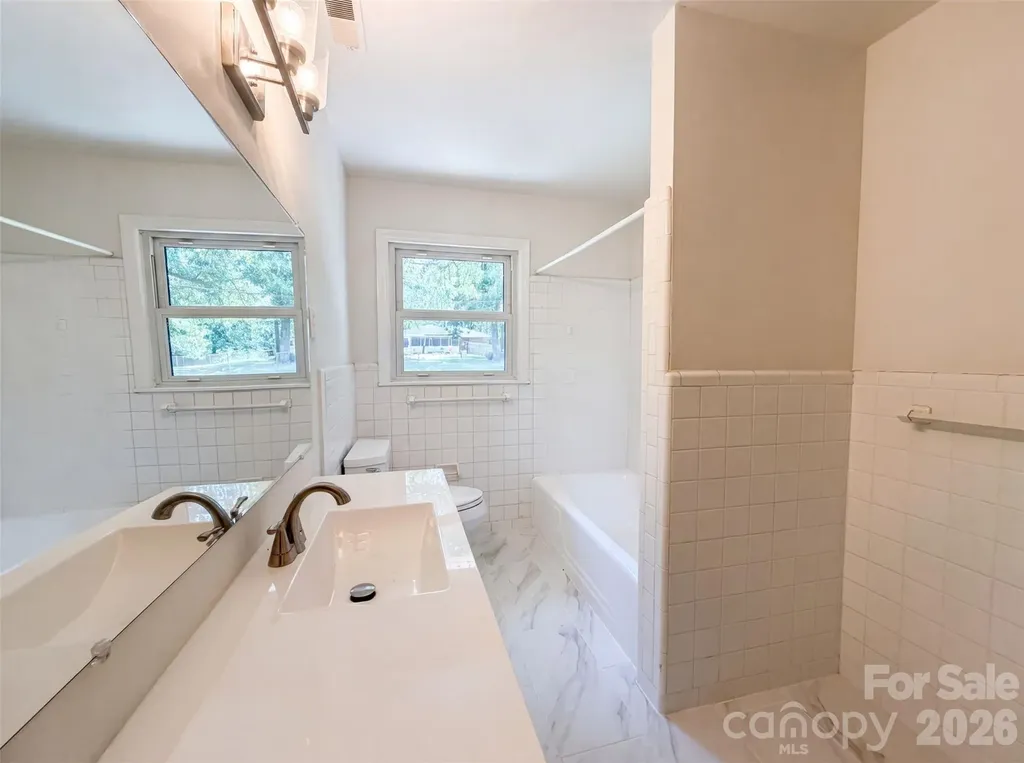 1911 Amberhill Lane Charlotte NC 28216