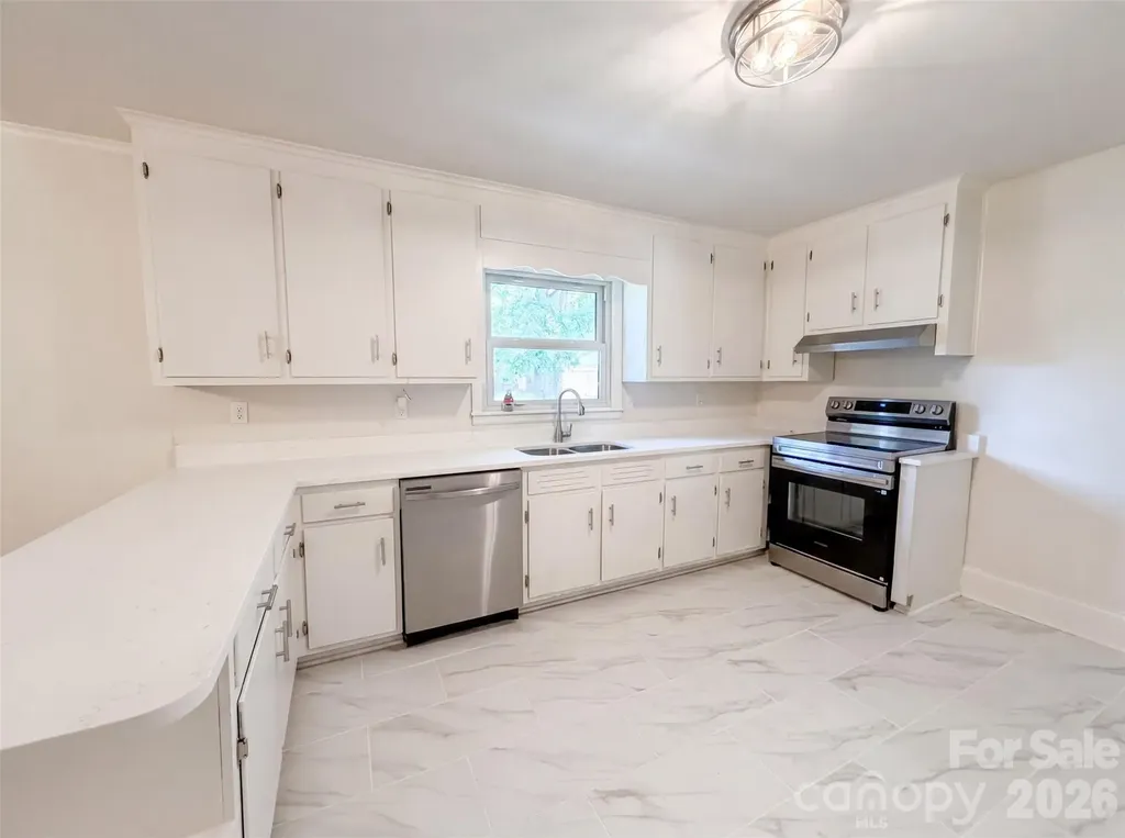 1911 Amberhill Lane Charlotte NC 28216